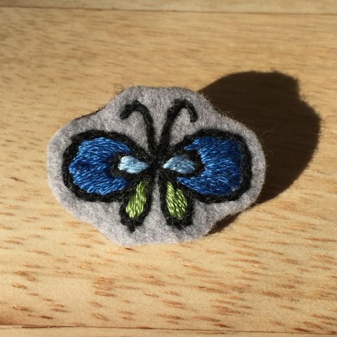 青い蝶の手刺繍ブローチ