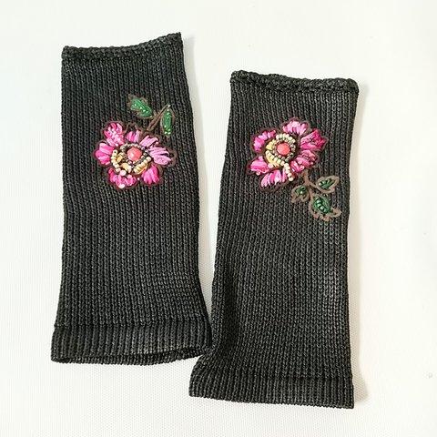 シルクに 花柄刺繍の  アームウォーマー  黒