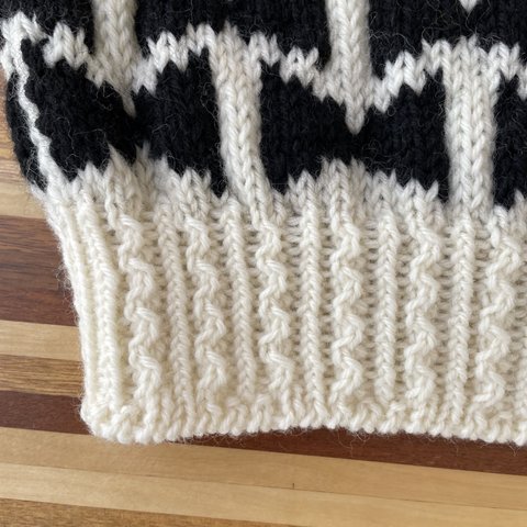 手編み　メリノウールの編み込みベスト