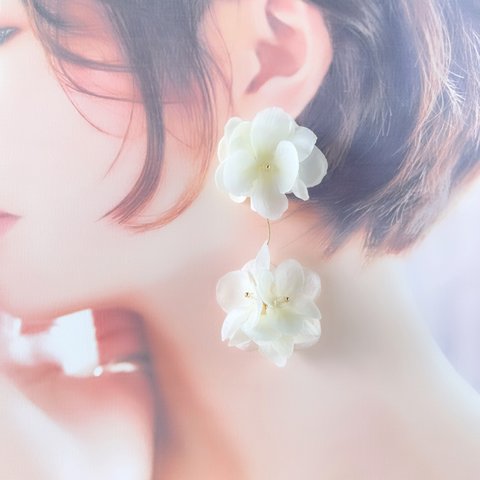 紫陽花　ピアス　ブライダルアクセサリー　ウエディングアクセサリー　造花　大ぶりピアス　フォトウエディング　ウエディング　イヤリング　ブライダルピアス　結婚式　前撮り　花びら　フラワー　ホワイト