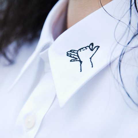 受注生産）影絵遊びの刺繍長袖ブロードシャツ(ポケット付)　（刺繍襟）　犬 tenonaka 刺繍
