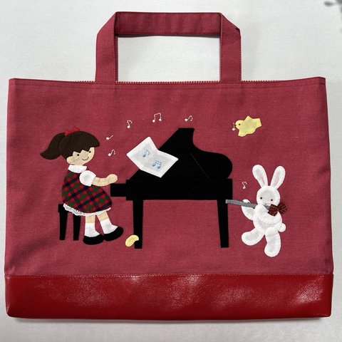 布アップリケ　ピアノを弾いている女の子とウサギのレッスンバッグ