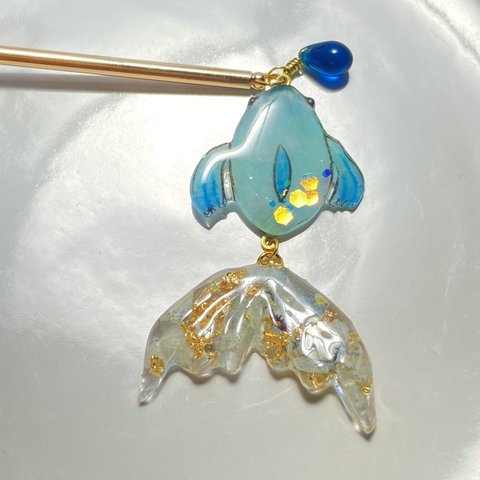 お花しっぽの金魚さん　青