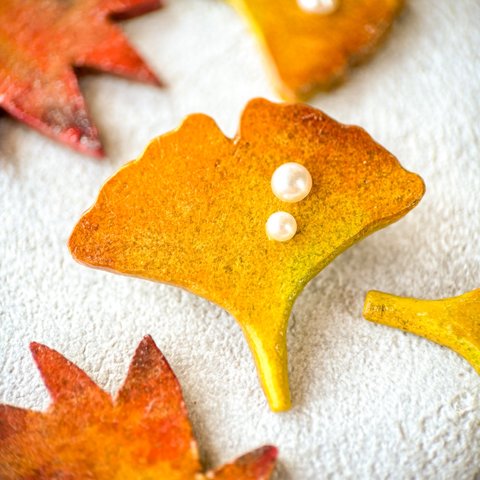 秋　イチョウ（銀杏の葉）とパールブローチ（オーブン粘土・陶土）　