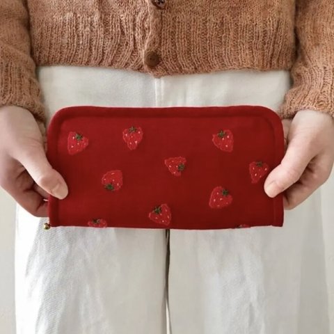 いちごの手刺繍財布