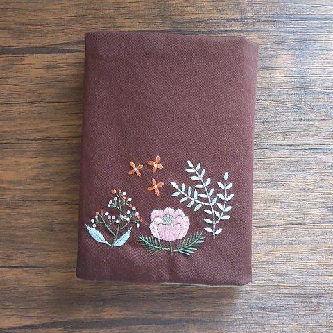 刺繡のブックカバー　春の庭　ブラウン　(H2309)