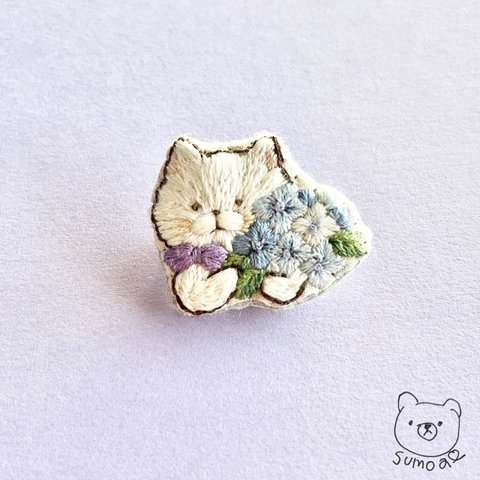 青いブーケと猫＊刺繍ブローチ