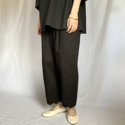 《 陽気なあの子の Scallop Pants》03/ブラック/黒/パンツ/タック/ゴム/アンクル丈/スカラップ