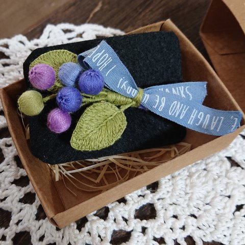 ベリーの刺繍ブローチ