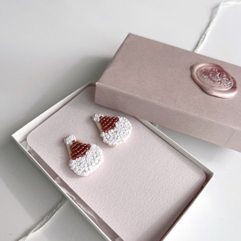 刺繍 ピアス ＊ 【 もこもこサンタクロース 】