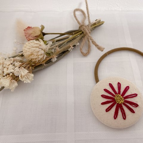 お花の刺繍くるみボタン🐾ヘアゴム