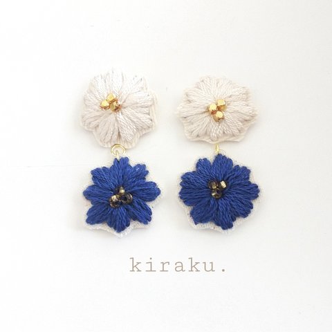 花の刺繍イヤリングorピアス　ホワイト✕ブルー