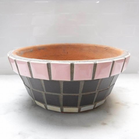 ピンクラインとブラックタイル張りの植木鉢（T-034)