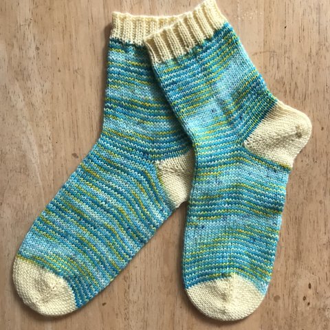 菜の花色の手編み靴下