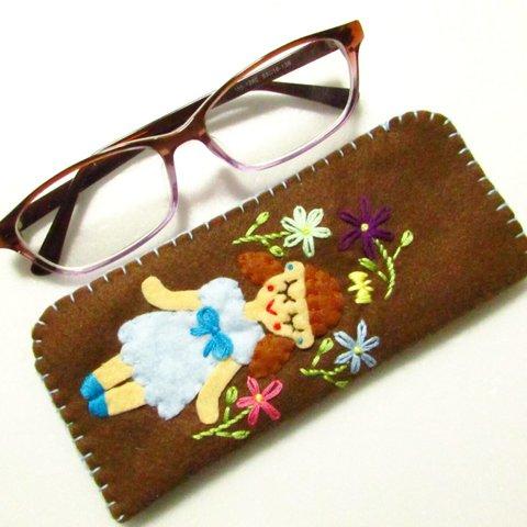 【再販・オーダー品】フェルトと刺繍の眼鏡ケース　女の子と花　(水色)