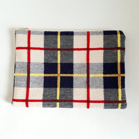 ツヴィスト刺繍のチェッククラッチ