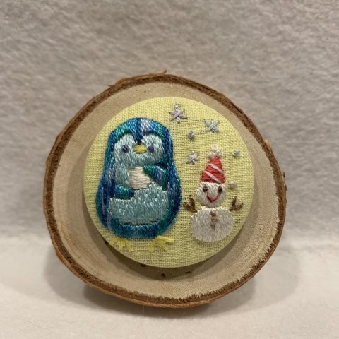 3.8㌢くるみボタン刺繍　ヘアゴムorブローチ　ペンギンと雪だるまの雪遊び