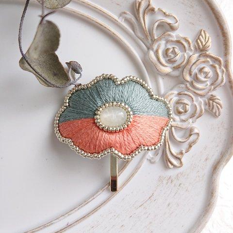 刺繍お花バイカラーポニーフック ホワイトムーンストーン