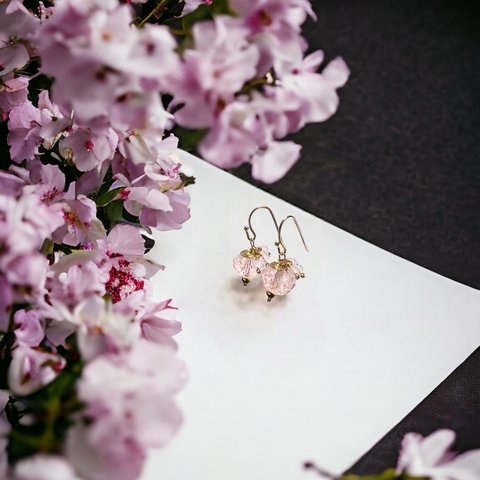 桜の園　薄桃色　とんぼ玉ピアス