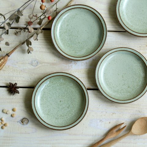豆皿　シンプルな丸の形　素材感のある 淡いグリーンマット系　ブリム豆皿　陶器