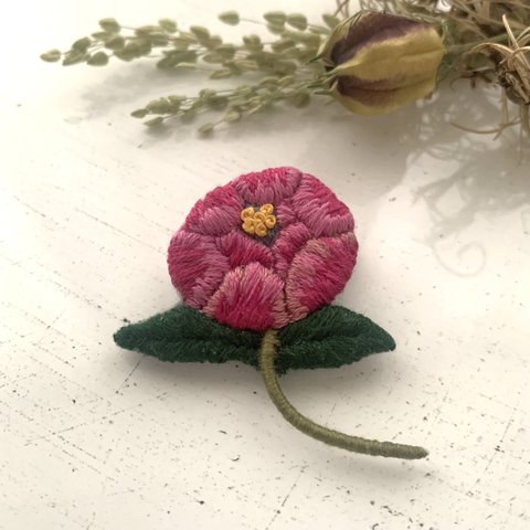 ‪✿‬新作‎✿  ‎芍薬の刺繍ブローチ／刺繍アクセサリー