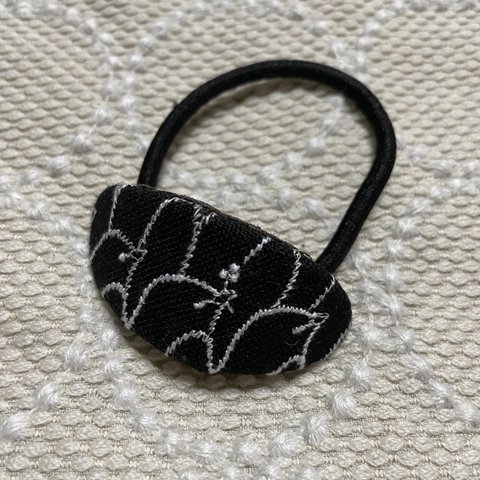 ミナペルホネン*楕円刺繍ヘアゴム*リント　黒