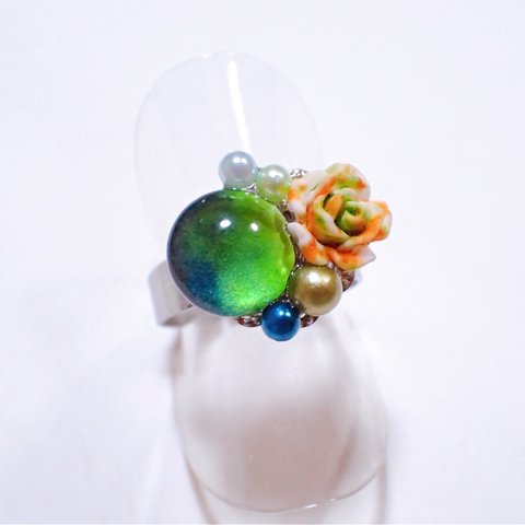 薔薇とパールの指輪💍 レジン カボション ガラス 緑色