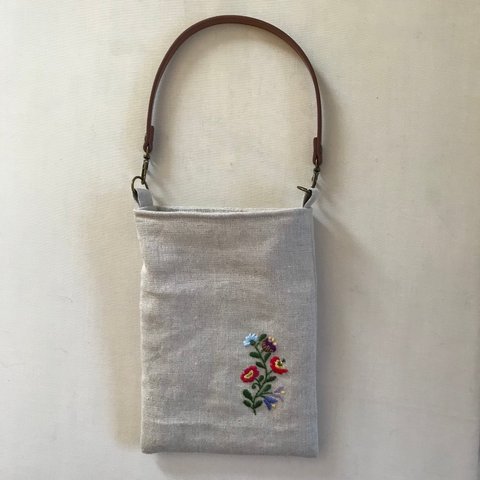 リネン製　ボタニカル刺繍のワンハンドルのミニバッグ　スマホポーチ　バッグインバッグ　スマホバッグ