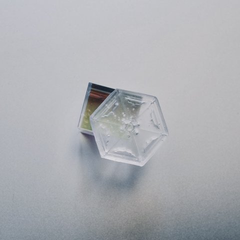 雪、ついてるよ　no.03 雪の結晶　ピンブローチ　角板状結晶