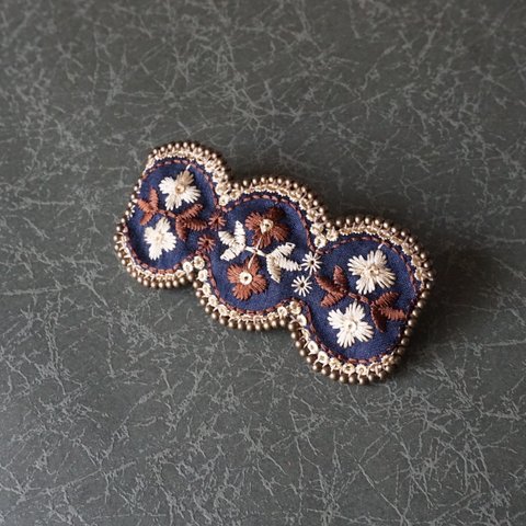 ビーズ刺繍と刺繍リボンのバレッタ