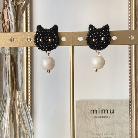 【ビーズ刺繍】黒猫×パール サージカルステンレス ピアス 蝶バネ イヤリング