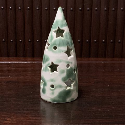 陶器製小さなクリスマスツリーランプ白に緑