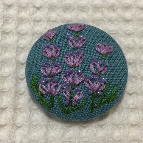  直径約4㎝ ビーズ刺繍の包みボタンブローチ☆ラベンダー