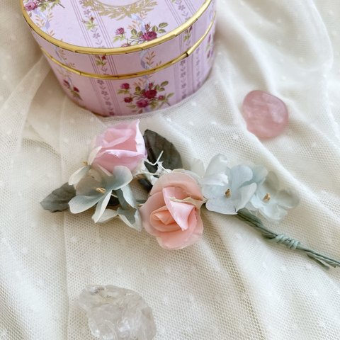 ピンクの薔薇とブルーのお花のブーケ