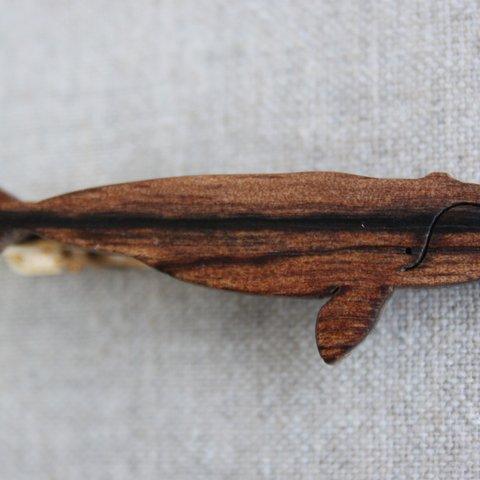木製セミクジラネクタイピン