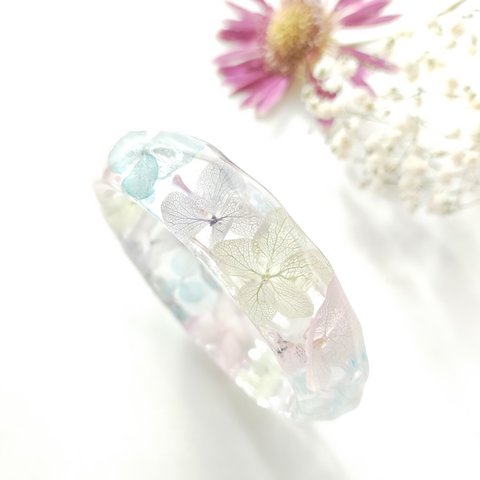 〜色を選べる紫陽花のバングル〜　パステル　アジサイ　バングル　クリア　レジン　花　ドライフラワー　フラワー　パステルカラー　紫陽花　プリザーブドフラワー　アロマ　ハーバリウム　インテリア　ターコイズ