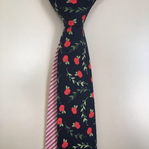 赤い小花とストライプのネクタイ