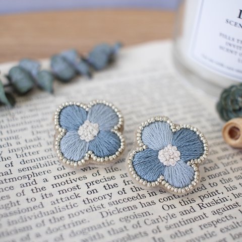 ビーズ刺繍𓍯くすみblue 2color flowerピアスꕤ