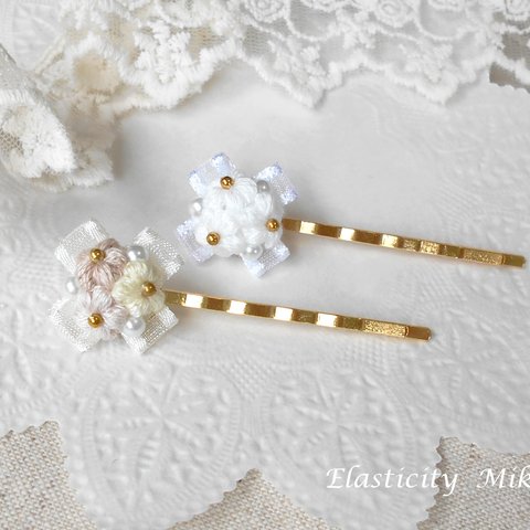   小さな編み花ブーケのヘアピン ベージュ·ホワイト