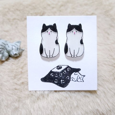 おすわり 猫 ピアス ✱おもしろピアス ✱ ハンドメイドピアス