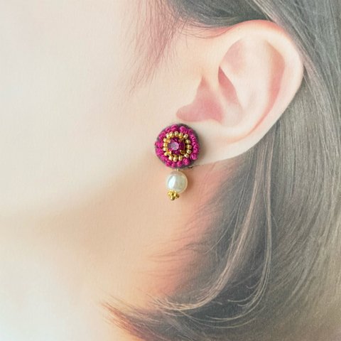 パール付き刺繍フラワー　濃いピンク　ピアス