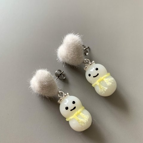 雪だるまのピアス(ホワイト×イエロー)