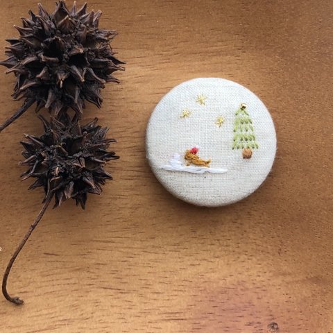 刺繍》サンタ帽子でお散歩してみた！　ヘアゴム ／ブローチ