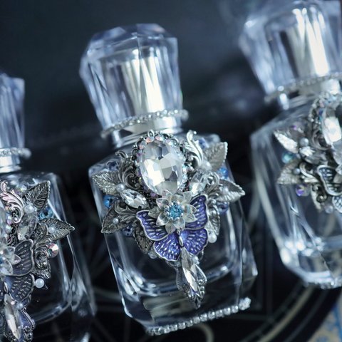 【氷精の銀花香（青）】白銀に煌くガラスの香水瓶（30ml）