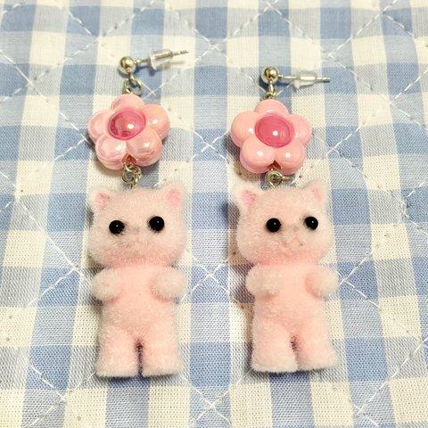 お花×ほわほわピンクねこピアス