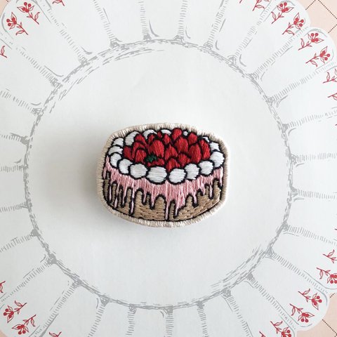 イチゴのホールケーキ　刺繍ブローチ