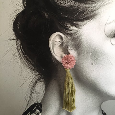 グレイッシュピンク色のお花のコサージュとタッセルのピアス・イヤリング