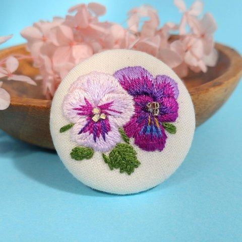 【刺繍　くるみボタン　ブローチ】紫のパンジー　ビオラ
