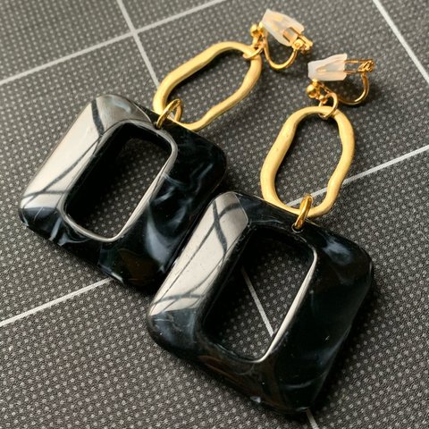 【黒金×大ぶり=カッコいい💫】ブラックとゴールドのパーツを使ったイヤリング