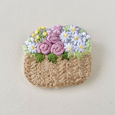 花かご刺繍 ブローチ　ピンクバラと白小花